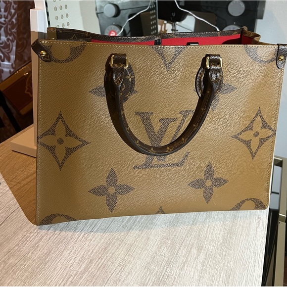 Louis Vuitton  OnTheGo MM - Picture 2 of 4